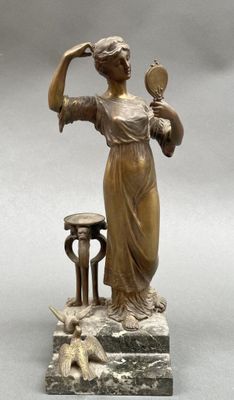 statue en bronze représentant une femme tenant un miroir et un tabouret