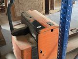 un chariot élévateur à fourche garé dans un entrepôt