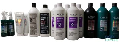 de nombreux flacons de produits capillaires alignés les uns à côté des autres