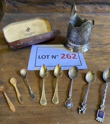 beaucoup de cuillères en argent et de cuillères à soupe sur une table