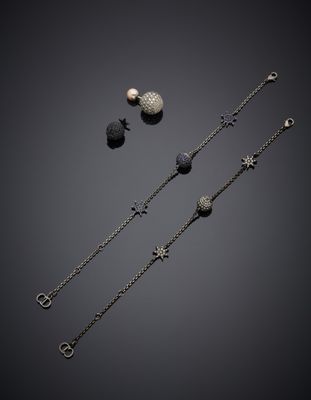 une collection de bijoux comprenant un collier, des boucles d'oreilles et une bague