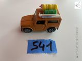 un petit camion miniature avec une planche de surf posée dessus