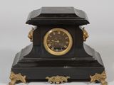 une horloge posée sur une table
