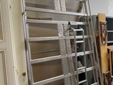 une échelle appuyée contre un mur dans un garage