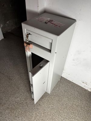 une image représentant un petit meuble blanc comportant un tiroir à l'intérieur