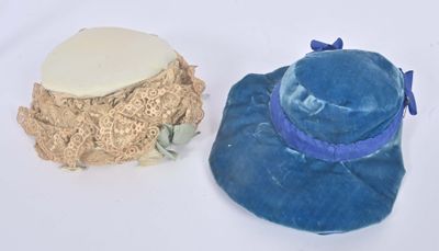 deux chapeaux posés l'un à côté de l'autre sur une surface blanche