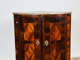 une photo d'un petit meuble en bois posé sur un parquet