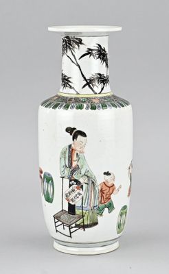 un vase blanc sur lequel est représentée une femme assise sur une chaise