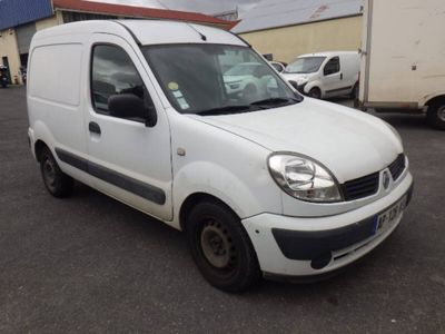 la petite camionnette blanche est garée dans le parking
