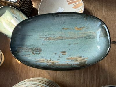de nombreuses assiettes et bols posés sur une table en bois