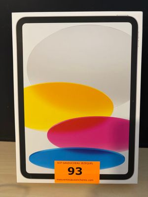 une boîte avec une photo du nouvel iPhone 11 et une étiquette de prix