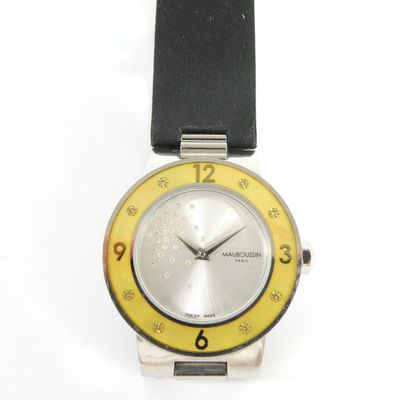 une image d'un gros plan d'une montre-bracelet sur une surface blanche