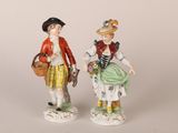 paire de figurines représentant un homme et une femme tenant des paniers de fleurs
