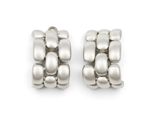 une paire de boucles d'oreilles en argent sur fond blanc