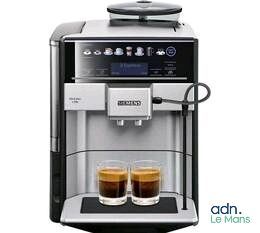 gros plan d'une machine à café avec deux tasses de café