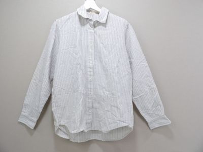 une chemise rayée suspendue à un cintre contre un mur dans une pièce