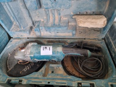 un outil bleu dans un étui bleu portant le numéro 11