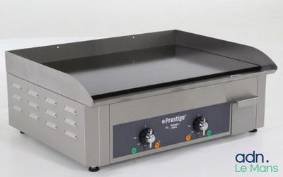 un gros plan d'une plaque de cuisson électrique posée sur un plan de travail blanc
