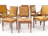 six chaises avec dossier et accoudoirs rembourrés sont disposées en cercle