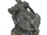 statue représentant une femme assise sur un rocher, avec un chien sur les genoux
