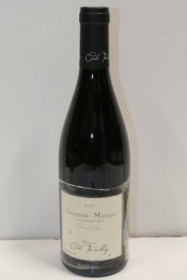 la bouteille de vin est posée sur la table à côté du mur