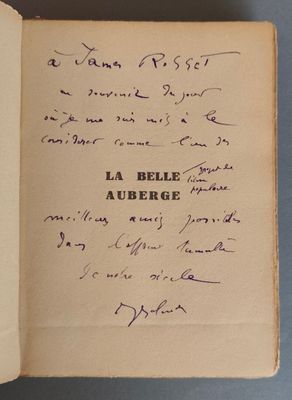 un livre ouvert avec une écriture dessus, posé sur une table