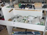 une étagère blanche sur laquelle sont posés de nombreux objets, dans une pièce