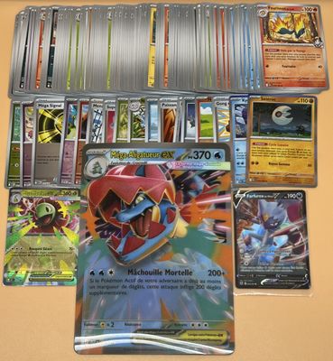 beaucoup de cartes pokemon sur la table