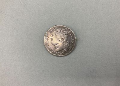une pièce de monnaie en argent portant un visage de femme