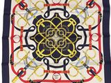 un foulard carré bleu et jaune avec un motif dessus
