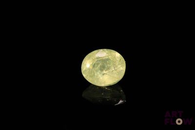gros plan d'un diamant jaune sur une surface noire