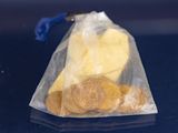 un sac de pièces d'or posé sur une table