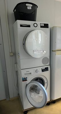 une machine à laver et un sèche-linge empilés l'un sur l'autre dans une cuisine
