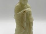 une image représentant une statue d'une personne portant un chapeau