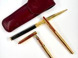 deux stylos et un étui à stylos posés sur une surface blanche