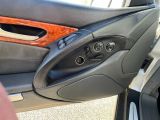 un gros plan sur une poignée de porte de voiture