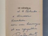 un livre ouvert avec la photo d'un homme et d'une femme
