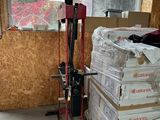 une pile de boîtes posées sur une palette dans une pièce