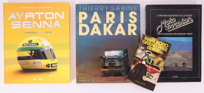 trois livres posés l'un à côté de l'autre sur une table
