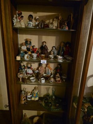 de nombreuses figurines sur les étagères dans le coin de la pièce
