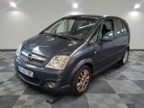 la photo d'une petite voiture bleue garée dans un garage