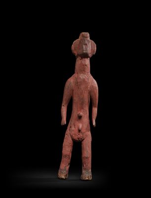 une statue rouge représentant un homme coiffé d'un chapeau