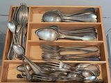many spoons and spoon spoons in a wooden box