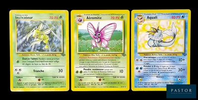 trois cartes Pokémon présentant des motifs différents sur un fond noir