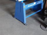une image représentant une machine en train de découper du papier