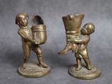 paire de figurines anciennes en bronze représentant un garçon et une fille tenant un vase