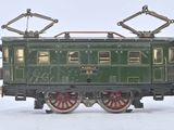 un train vert sur les rails, sur fond blanc