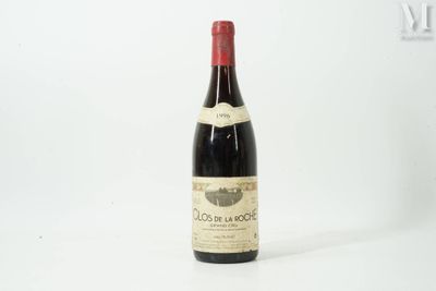 une bouteille de vin posée sur une table