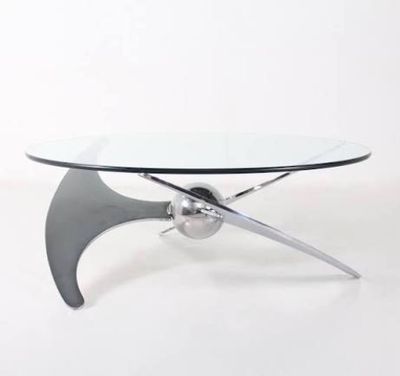 un gros plan d'une table avec un plateau en verre et des pieds en métal