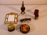 un grand nombre d'objets posés sur une table